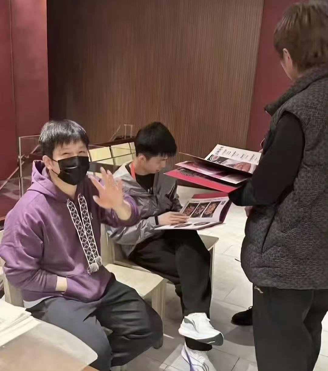 澳门全运会乒乓球项目比赛，樊振东与队友兼好友赵子豪、周凯一同外出吃饭。
赵子豪和
