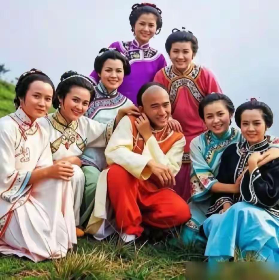 这男我认识，他的名字叫做梁朝伟，他和周星驰是搭档，又是闺蜜，
后面七位美女你们认