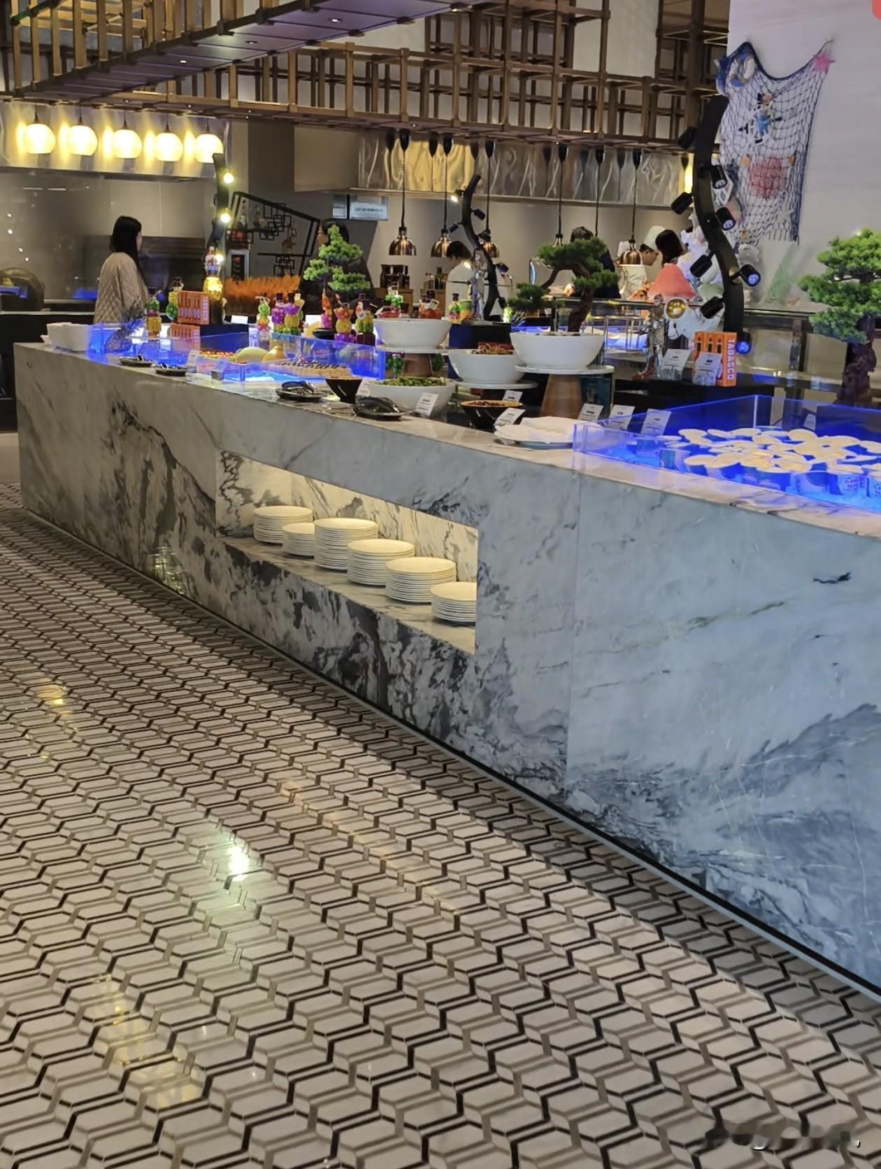 昨天和几位位老师吃饭，有一位东莞的老师说，他们公司有三个同事买房子在同一个小区，