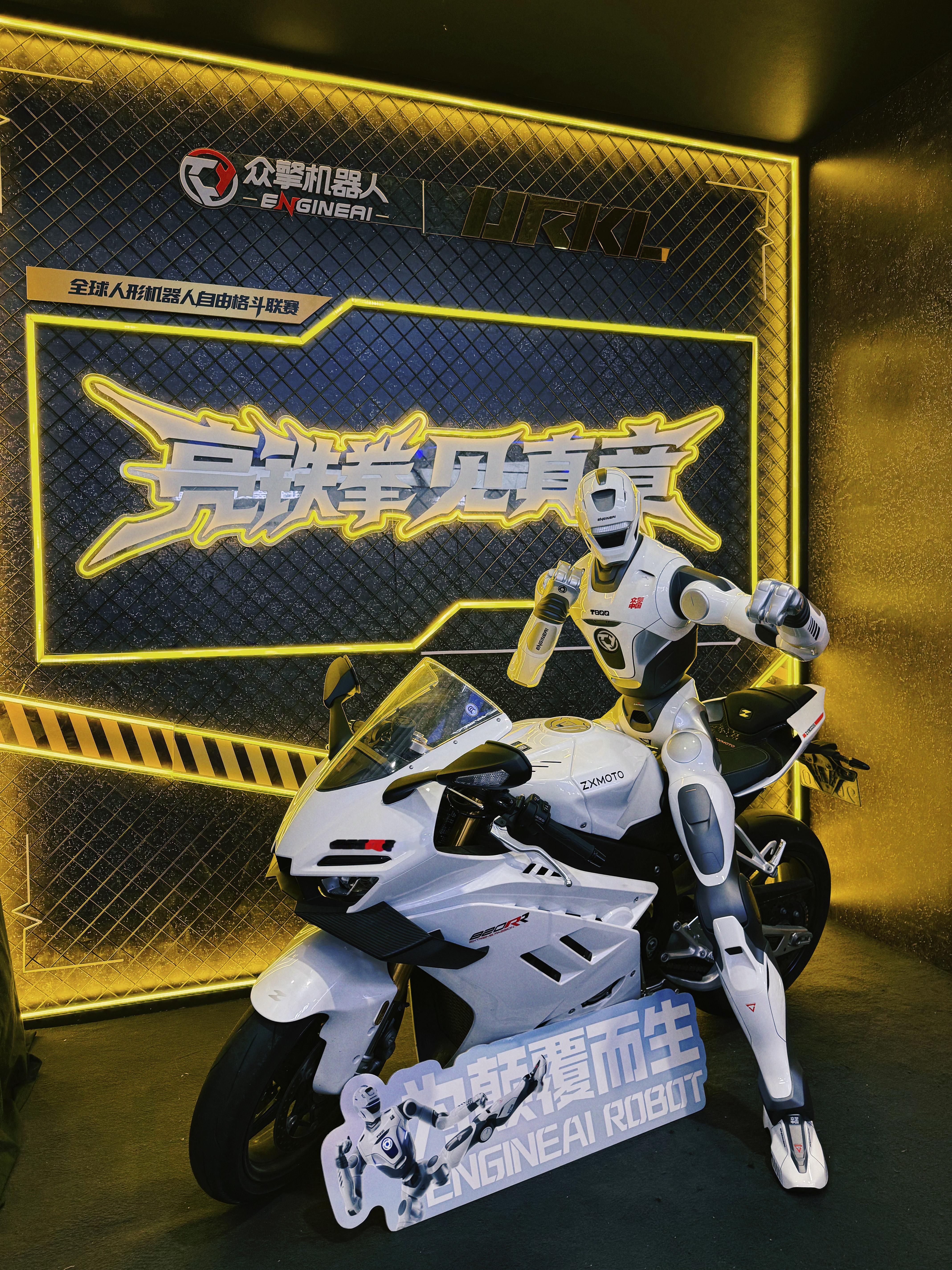 众擎 T800×张雪820RR ，这机甲战士风也太帅了
