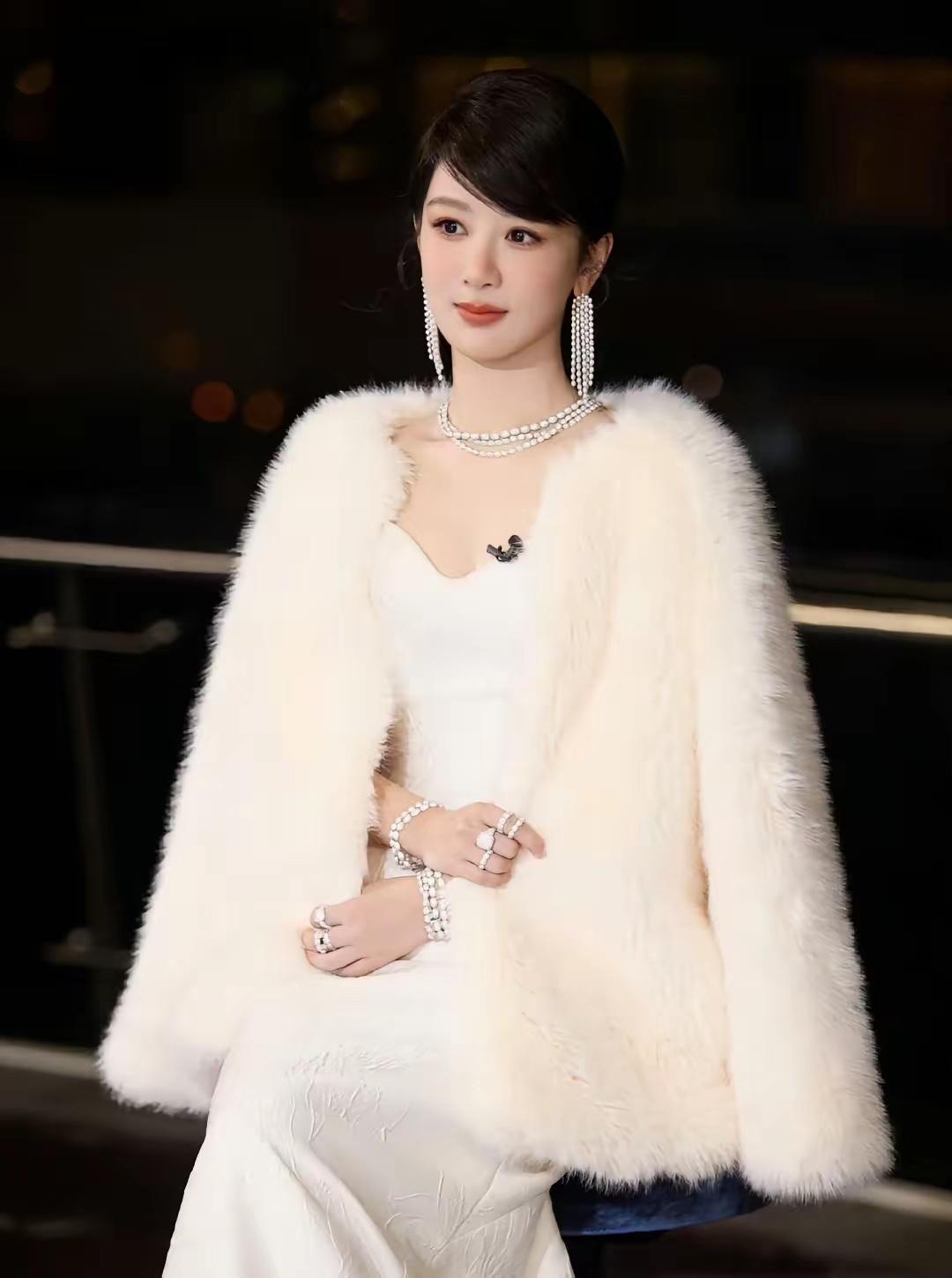 只要杨紫不塌房，
我觉得真的可以忽略她的演技，
因为她最厉害的地方就是，小小年纪