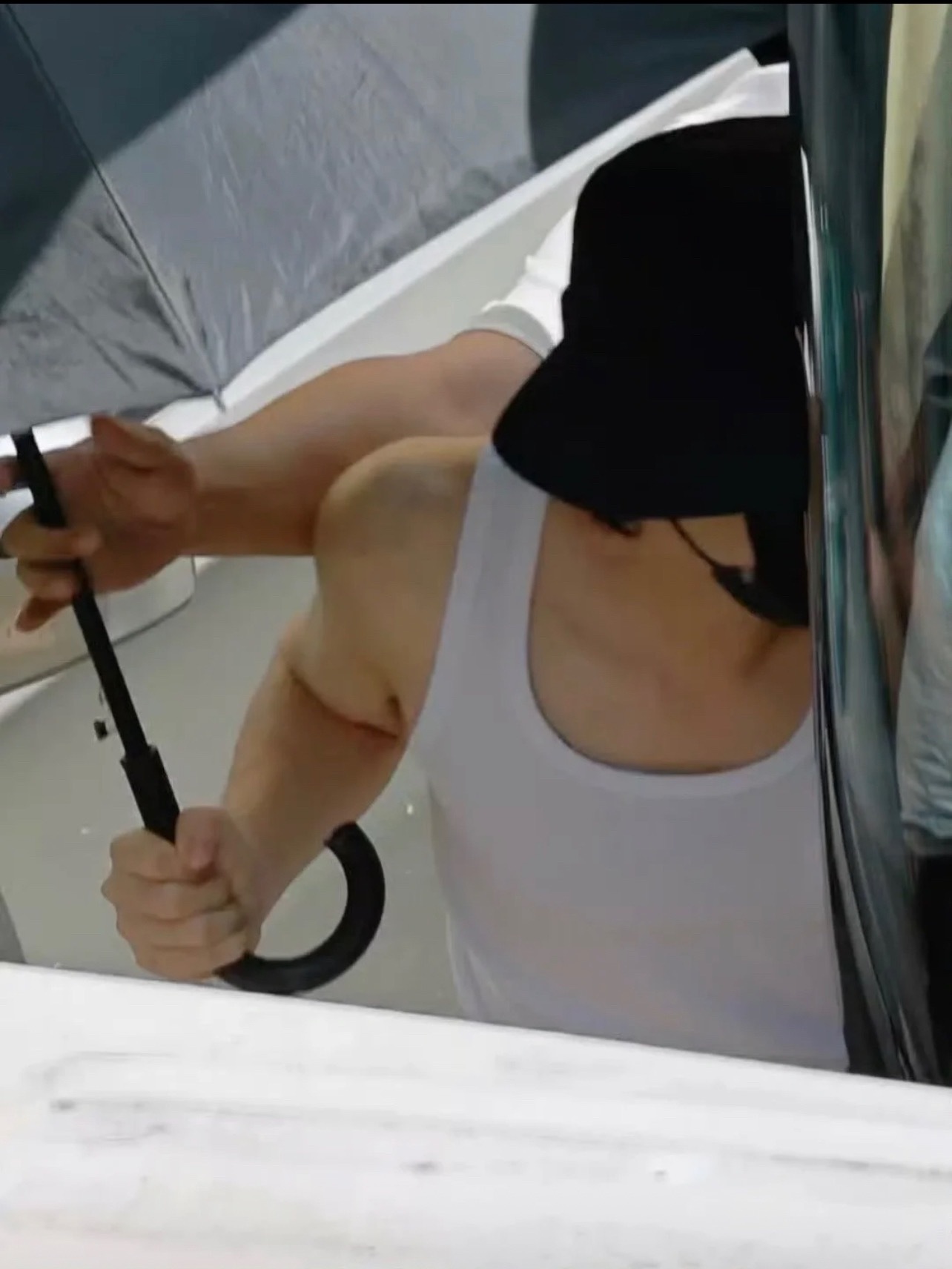 广东还有香港真的很湿热，成毅进组拍狩谎一定要穿的清凉点，如果热到林彦廷，我是会心