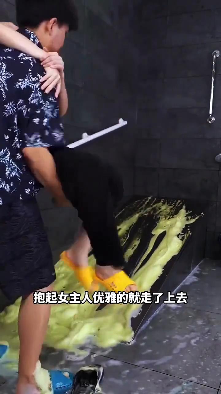 本以为是卖润滑剂或者滑梯的，看到最后才发现原来是卖拖鞋的。只见他穿上自己代言的拖