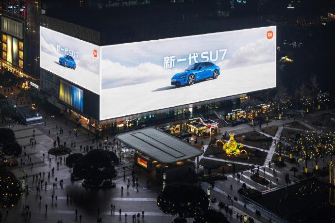 小米汽车的品牌自信远超小米手机。这点在做广告时展现的淋漓尽致，极其的简洁，克制，