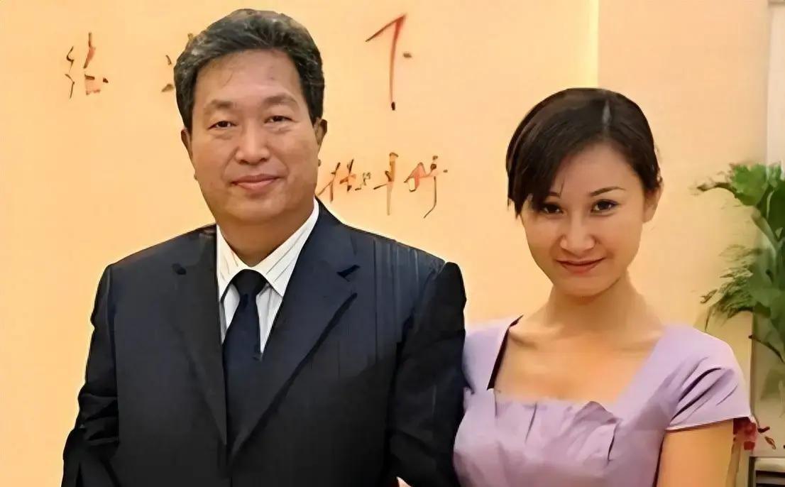 出门12名女秘书陪伴，非法敛财100亿，昔日河北首富锒铛入狱记
：12个美女秘书