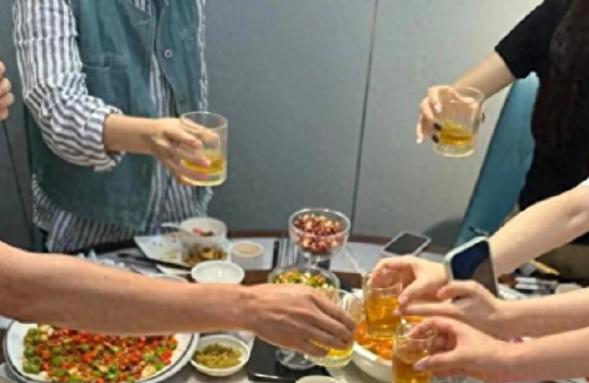 陕西，男子误交酒肉朋友，跟自己所谓的好兄弟去喝酒，喝完之后，这个朋友嫌弃男子话多