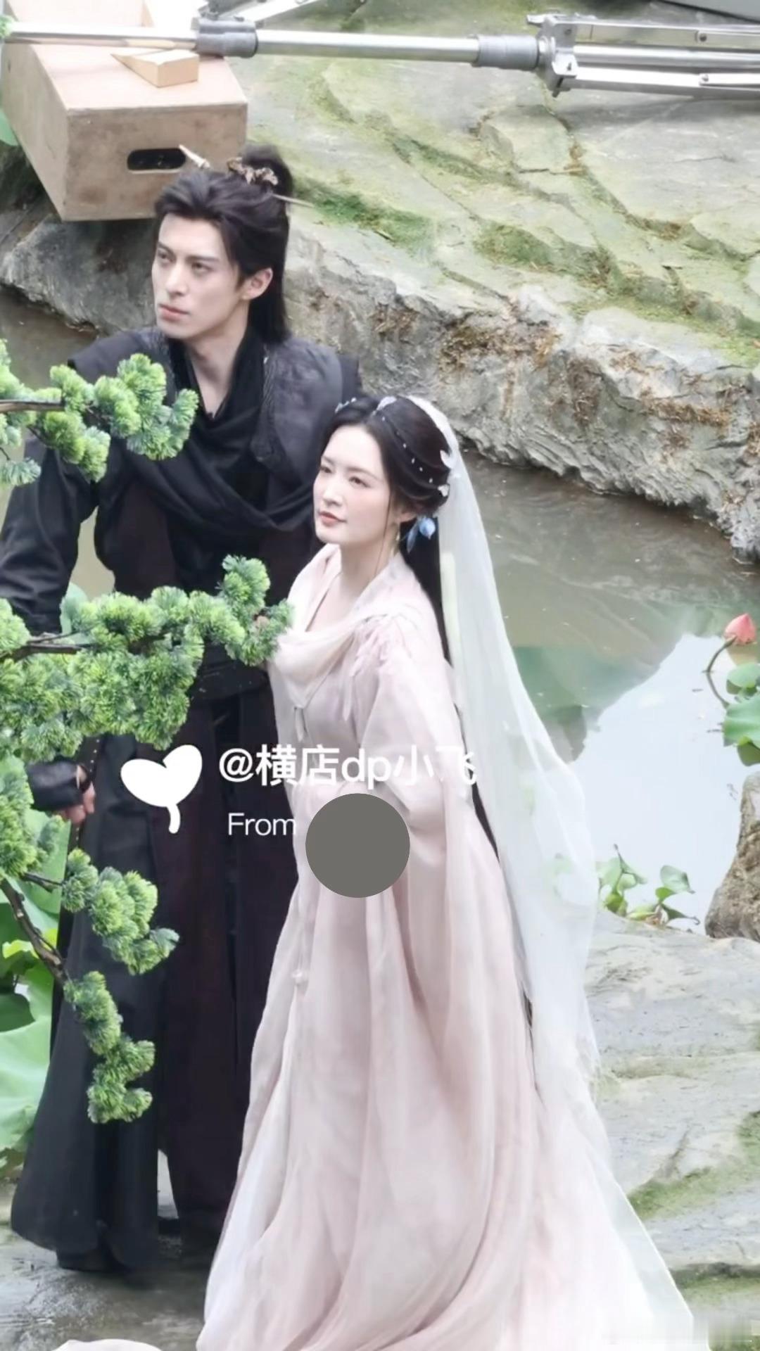双人同框[爱慕]王鹤棣李沁同框路透王鹤棣李沁咸鱼飞升同框拍摄路透 ​​​