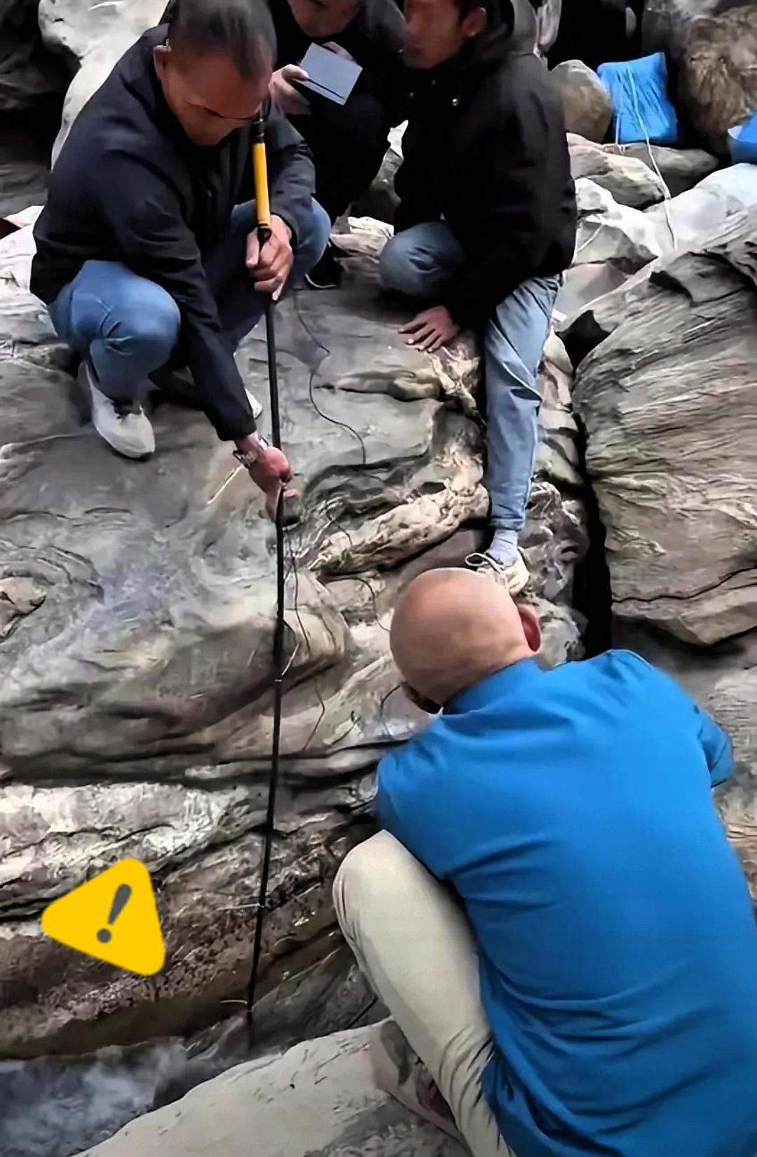 不求全尸，能带回一点属于他的念想就好。”
一句话，让全场搜救人员瞬间沉默。
 