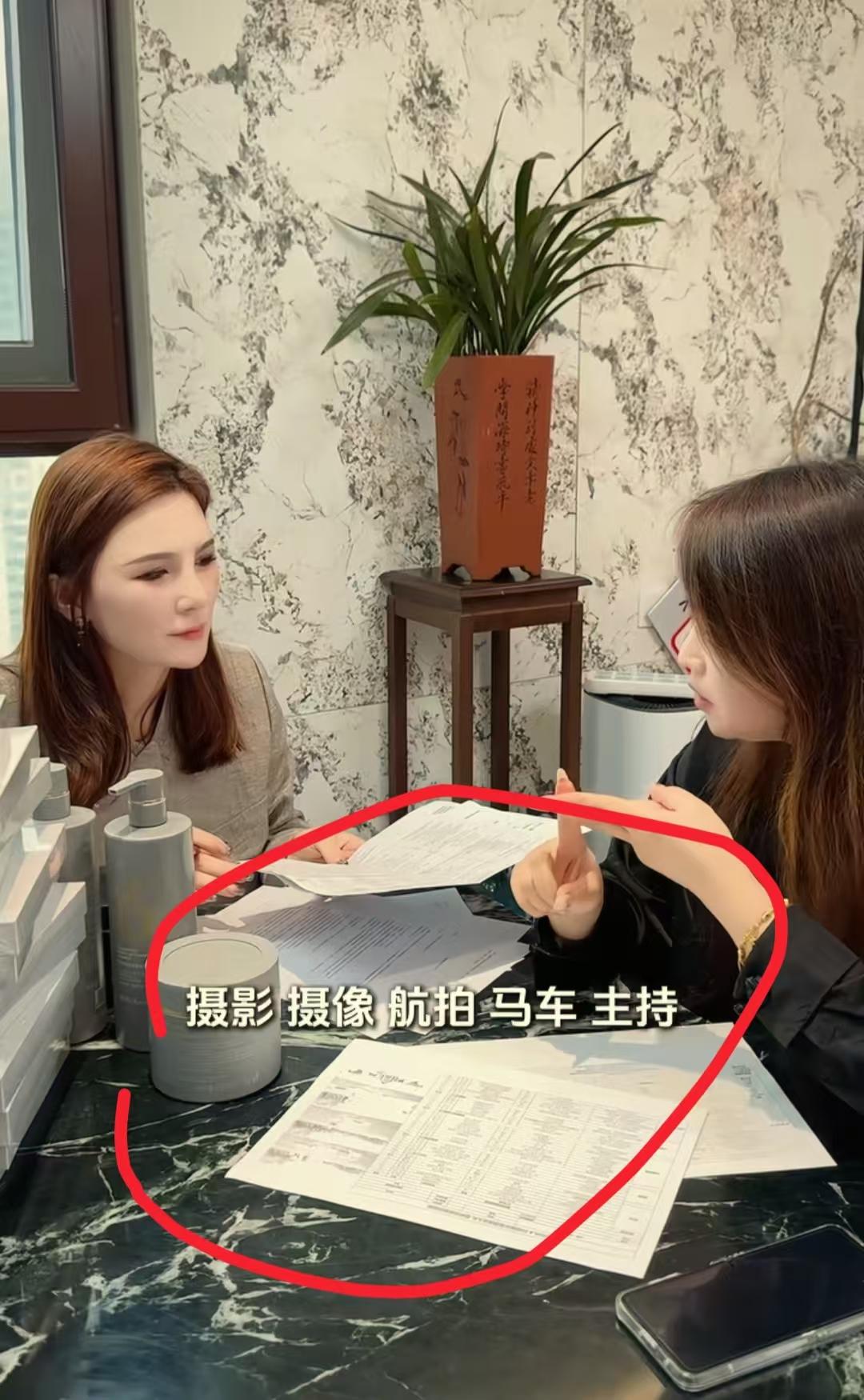 现在全网最糟心的女人就是路嫂了吧！
不是因为女儿成人礼的非议，也不是因为直播事业