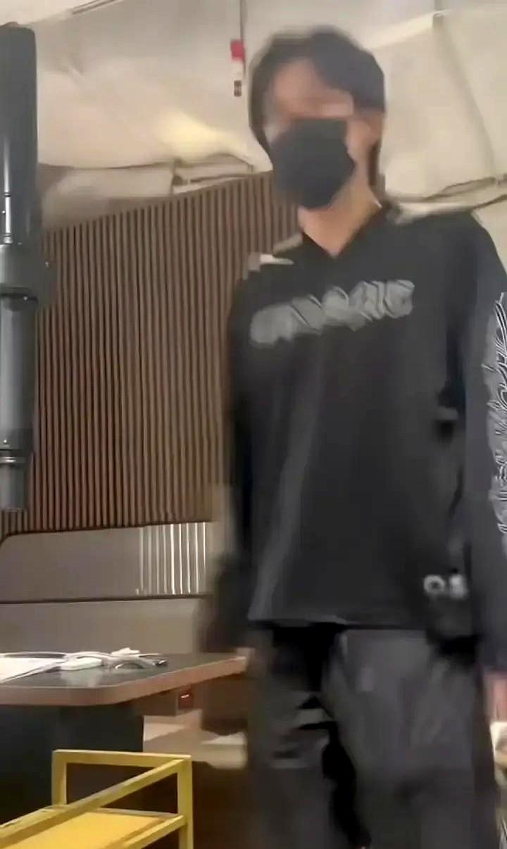 一顿烤肉，吃成了大型粉丝打卡现场。

王楚钦休假带爸妈去朝阳一家日式烧肉店吃饭，