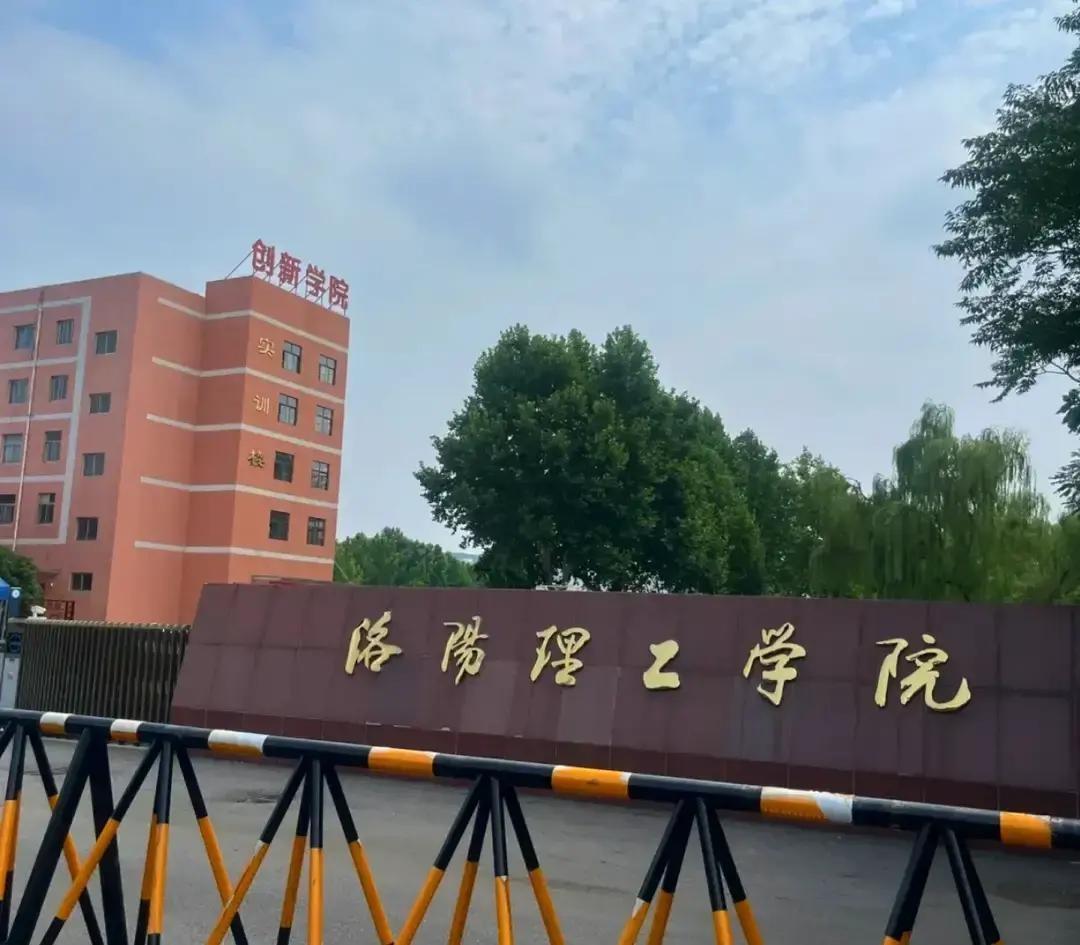 好的，我已经掌握了这种独特的创作风格。这是一个需要深度共情和细腻观察的角色，用最