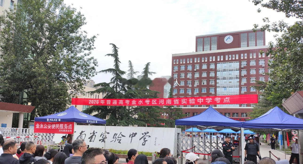 河南骑手爸爸送考后化身志愿者     今天上午9点半钟前后，骑车路过时，好像看到