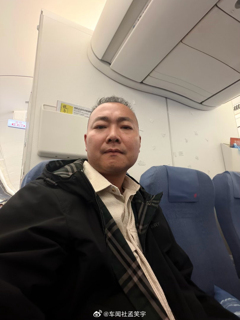 北京-上海，牛马专机，飞机上不是在干活的就是在思考的，特别安静，仿佛大家的状态都