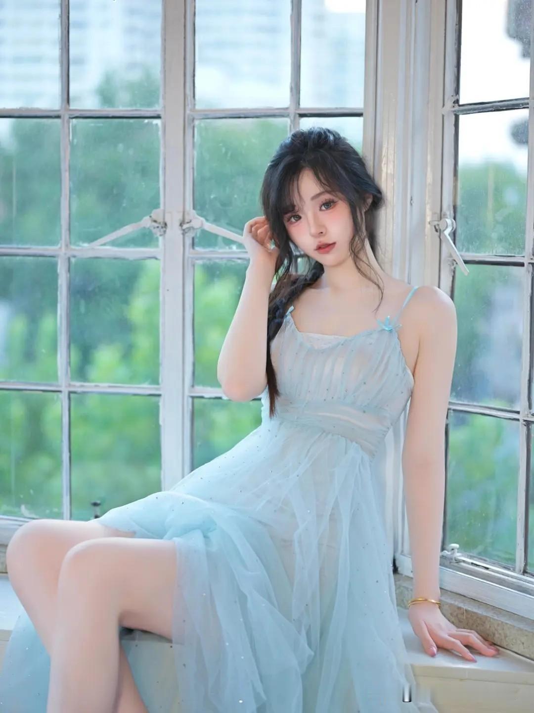 轻盈飘逸的蓝裙，阳光洒进来的温暖时光。🌞💙👗蓝裙少女感 湖畔白裙少女