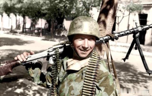 1943年9月，在意大利，一名德国伞兵携带着著名的MG34机枪