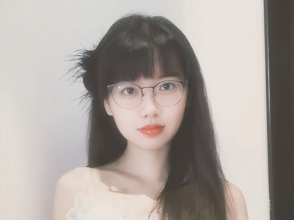 带上眼镜后更受欢迎了 ​​​