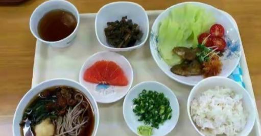 穷，两口就吃没有了饭菜，非要摆上7个盘子充门面。
日本陆军的一顿饭，一口饭一口面