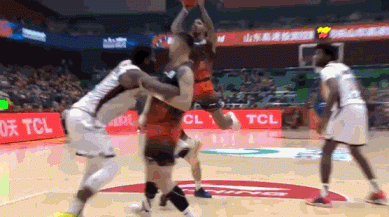 陶汉林大块头一点不憨，夹着约翰逊胳膊给珀赛尔上篮掩护，裁判对假摔无视该点赞

山