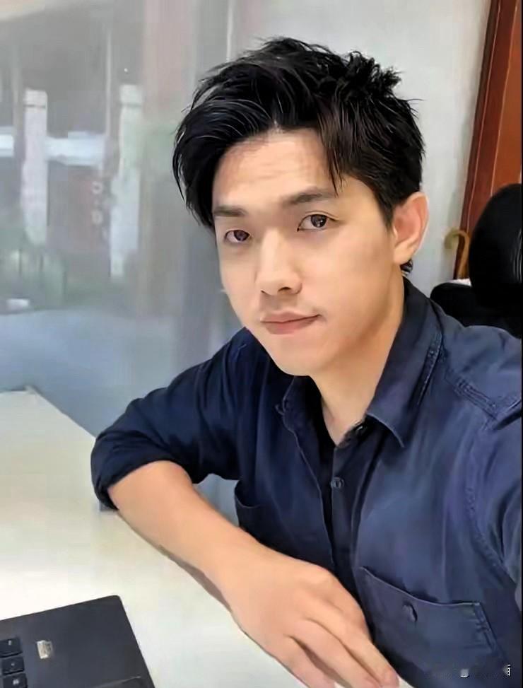 谢家振走的那天，
特意去精神科开了一张诊断证明，
小心地放在家里显眼的地方。
他
