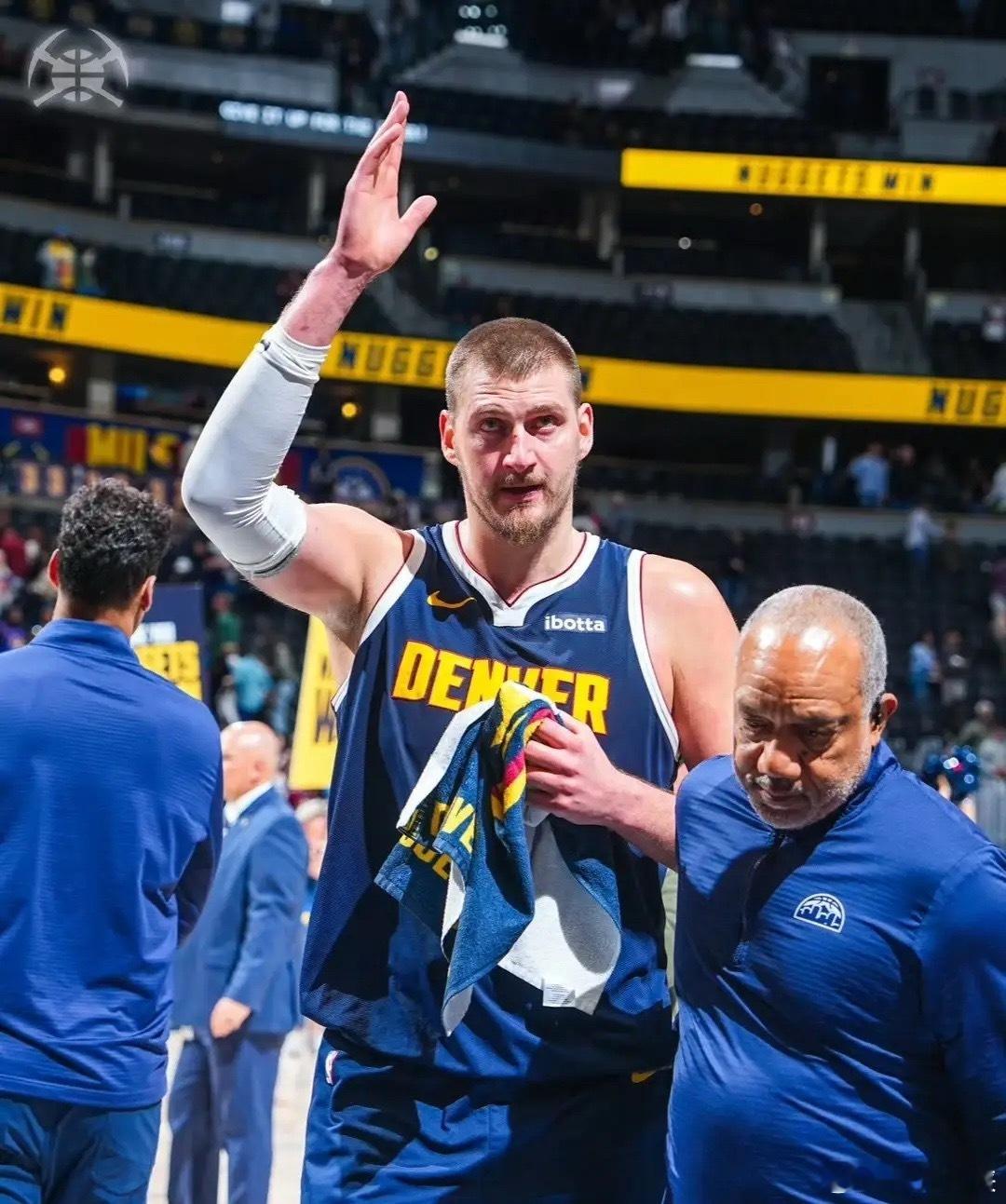 掘金和约基奇真的是乐开了花，本来收官赛程最难的他们变成了最简单的，甚至可以说对手