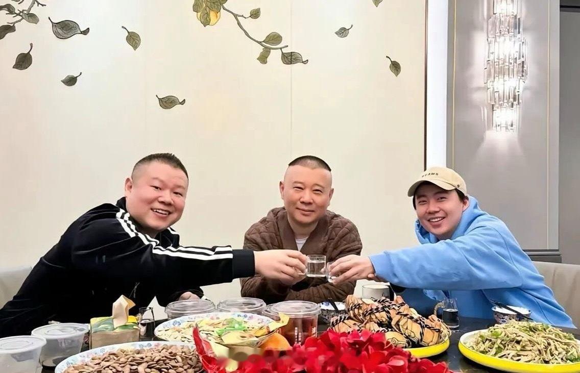 郭德纲坐在C位，脸上的笑容淡淡的，内心是满满幸福：徒弟红透半边天；亲儿子演戏相声