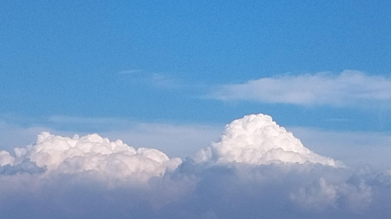 秋.云
万里晴空洗早秋，
堆云如雪自悠悠。
风牵素影闲行远，
一晌清欢忘俗忧。