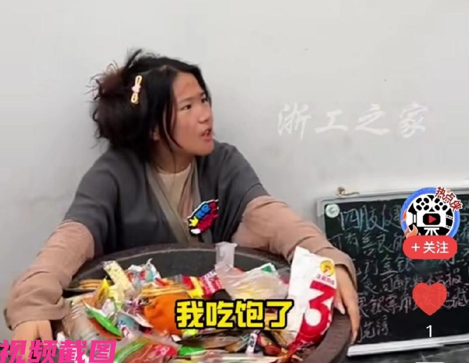 江西上饶婺女洲度假区，有位女生穿着粗布破衣，蹲在一处墙角旁扮演的乞丐NPC比较有