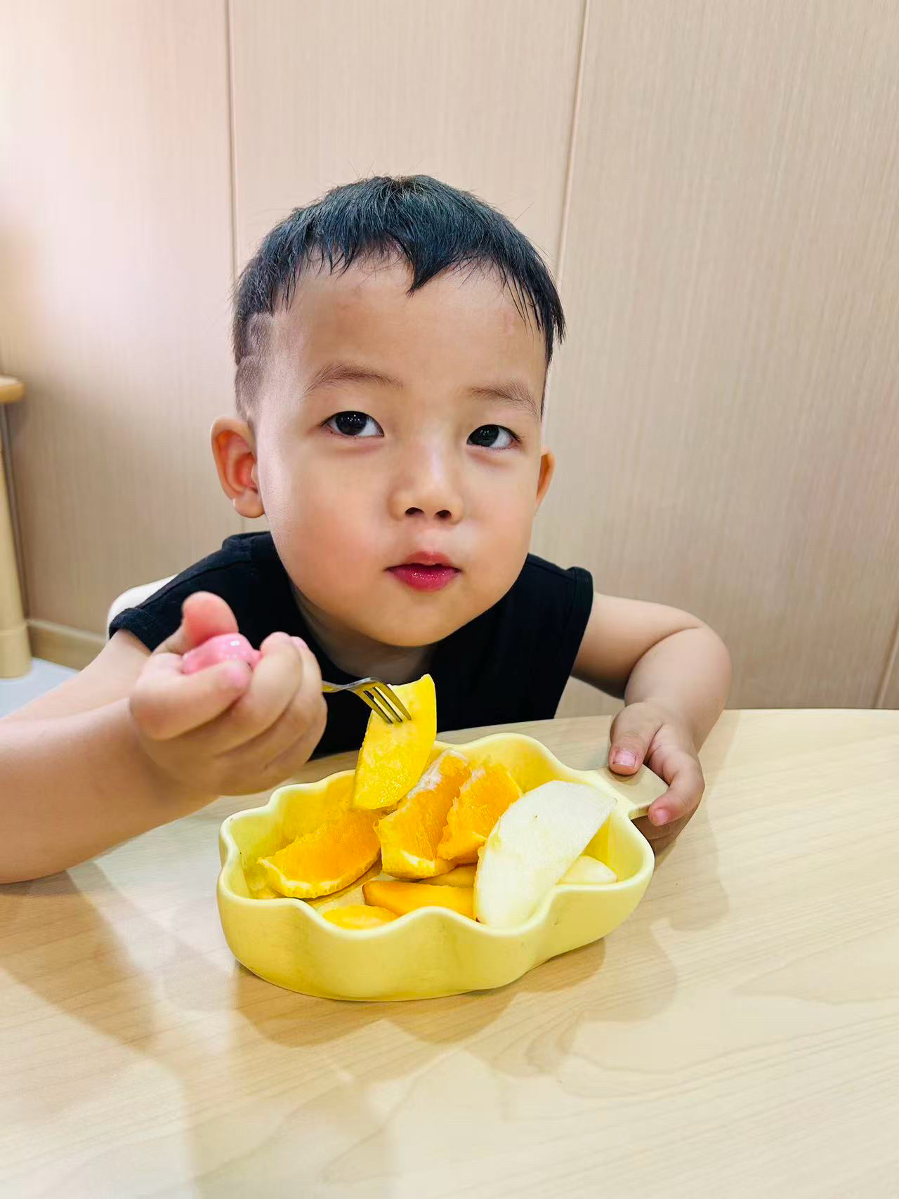 我婆婆经常说：阿琛会在我面前撒娇，我一走，他立马变脸。今天在园里挺开心的。