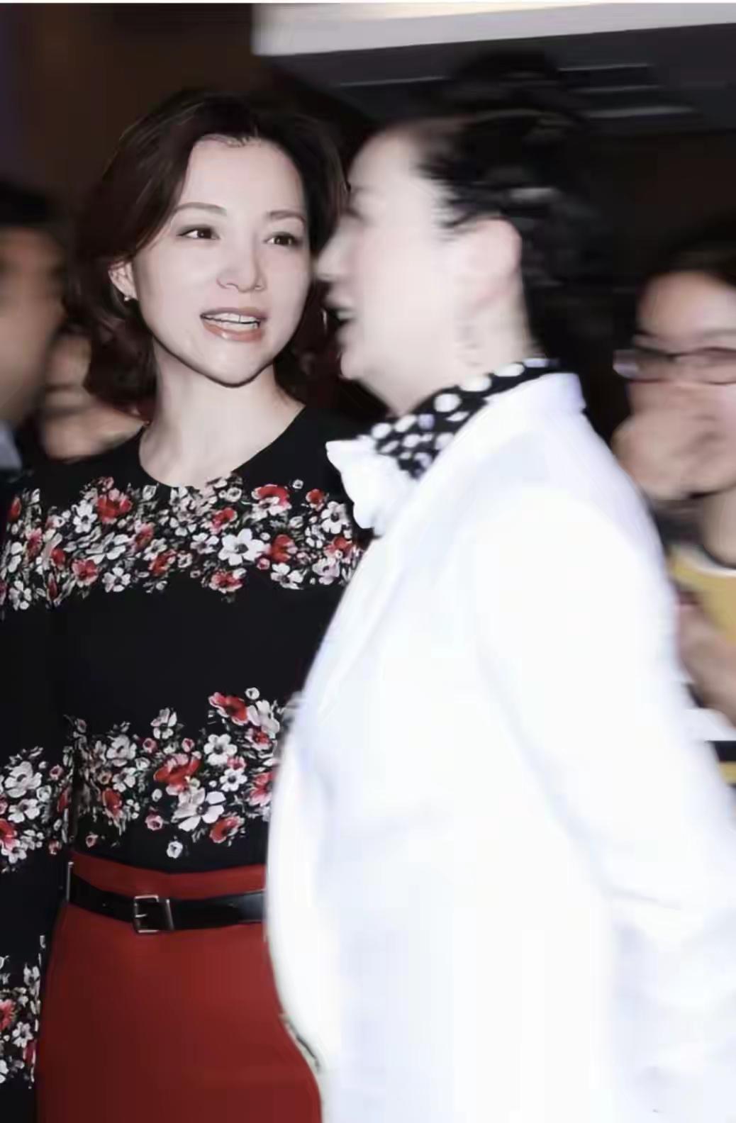 董卿这张照片真的很美！

董卿这张照片拍摄于2017年8月13日，是董卿在北京国