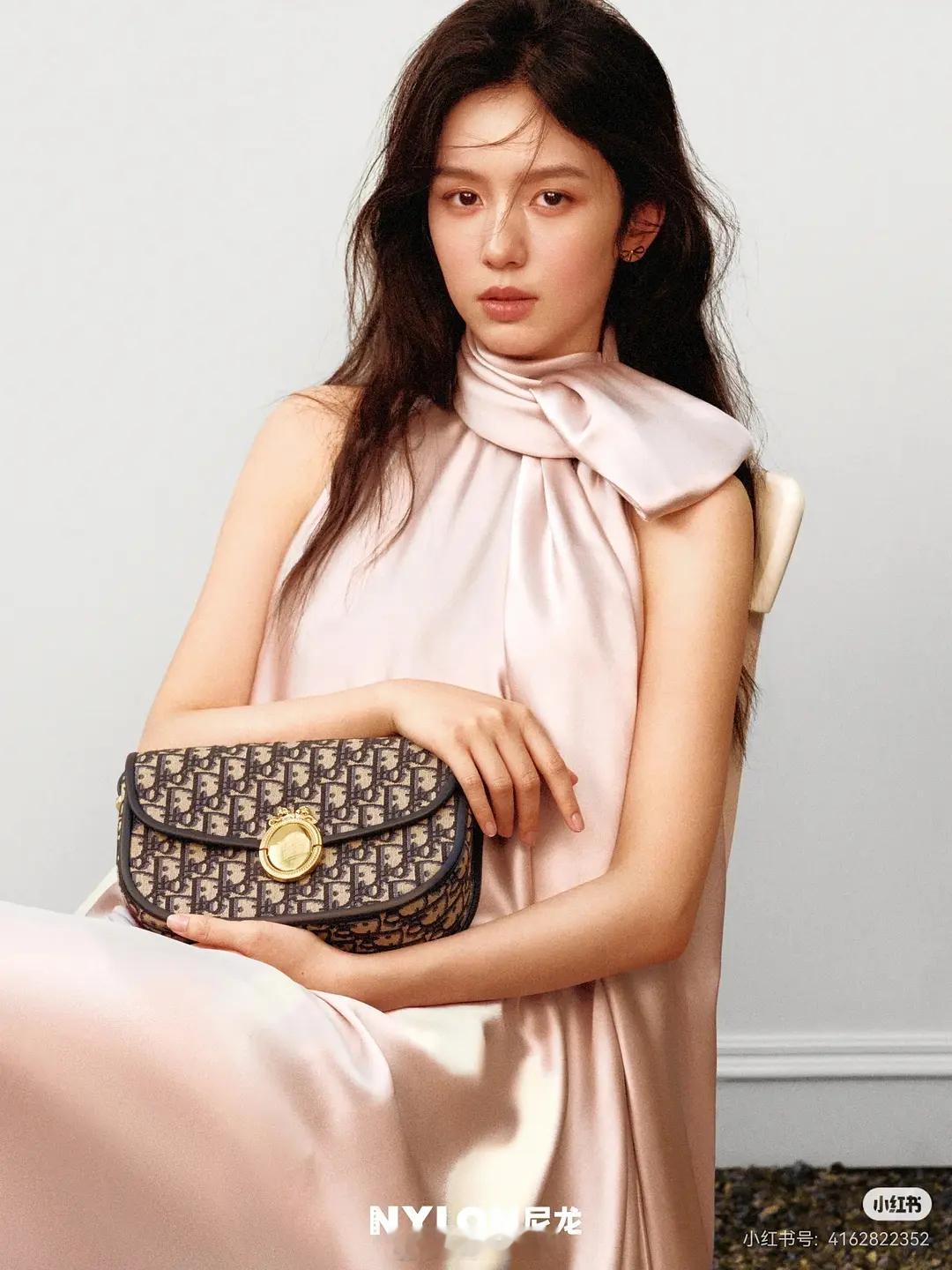 很久没见过这么双眼无神的封面了怎么会比假人还更双目无神 