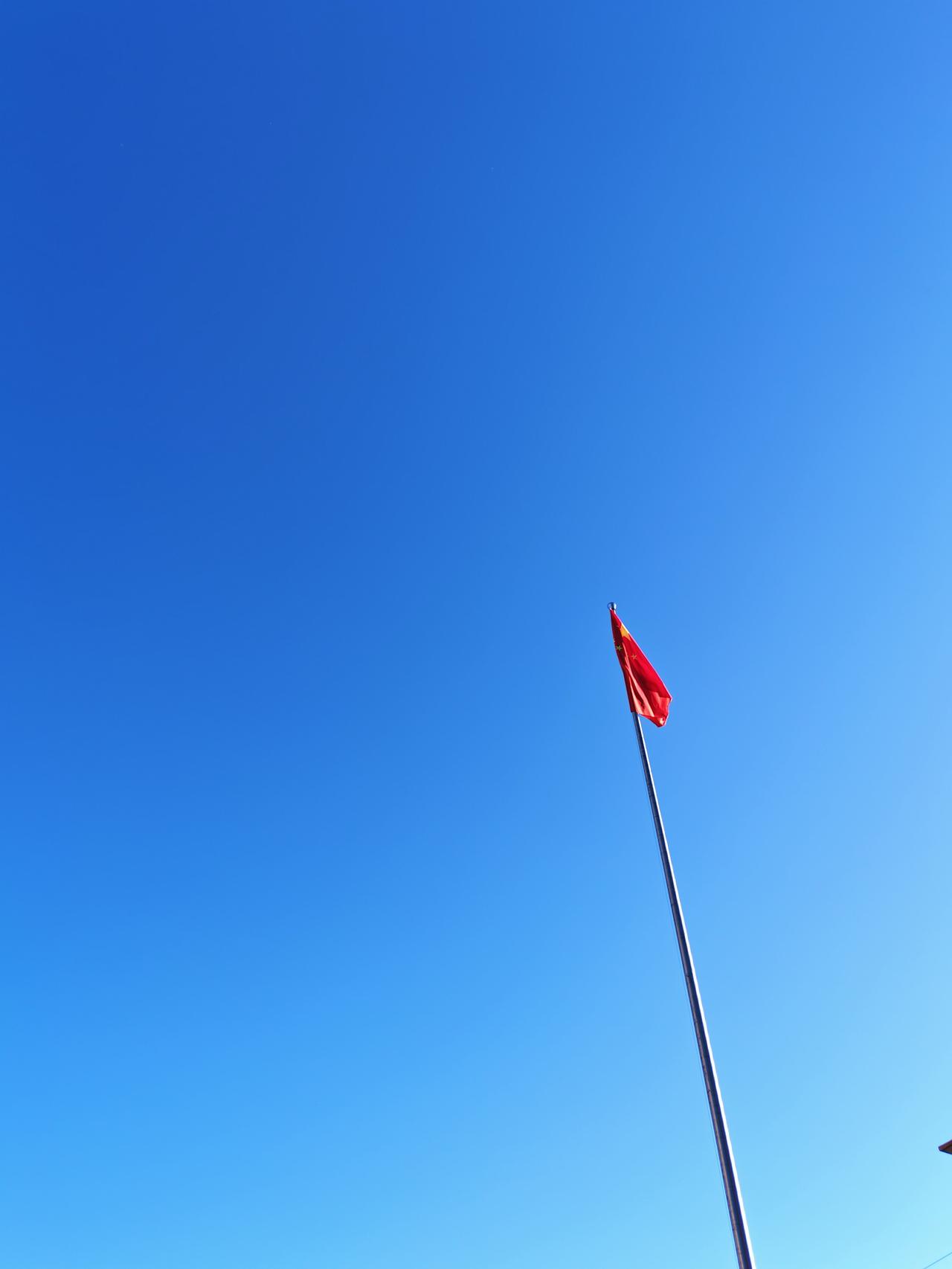 仰望湛蓝的天空，云天寥廓，使人心情舒畅，心旷神怡，