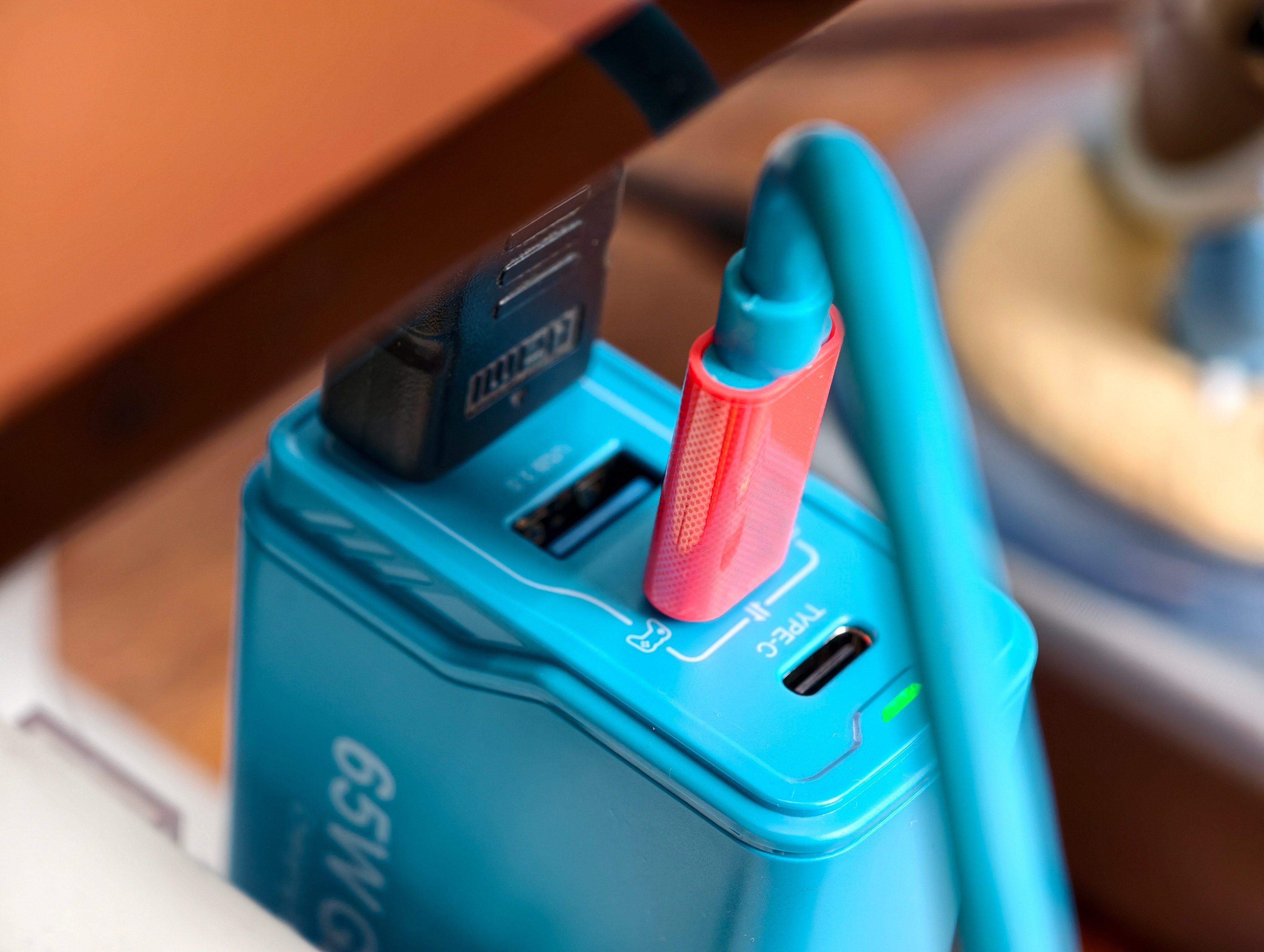 最近在用两套我个人很满意的Switch配件，解决了我办公桌没有位置放Switch