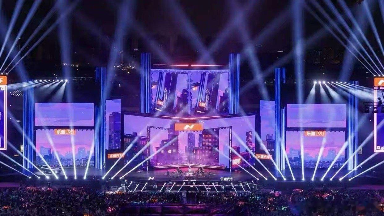 杭州跨年洛琦唱了相拥在一起 洛琦的跨年舞台，是一场关于“爱”的温柔告白！他演唱的