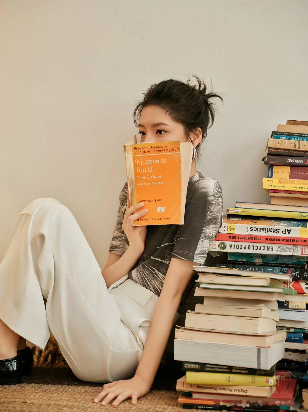 #任敏盘发造型##任敏金属水滴耳环#盘发的任敏气场全开，金属水滴耳环为她增添了不