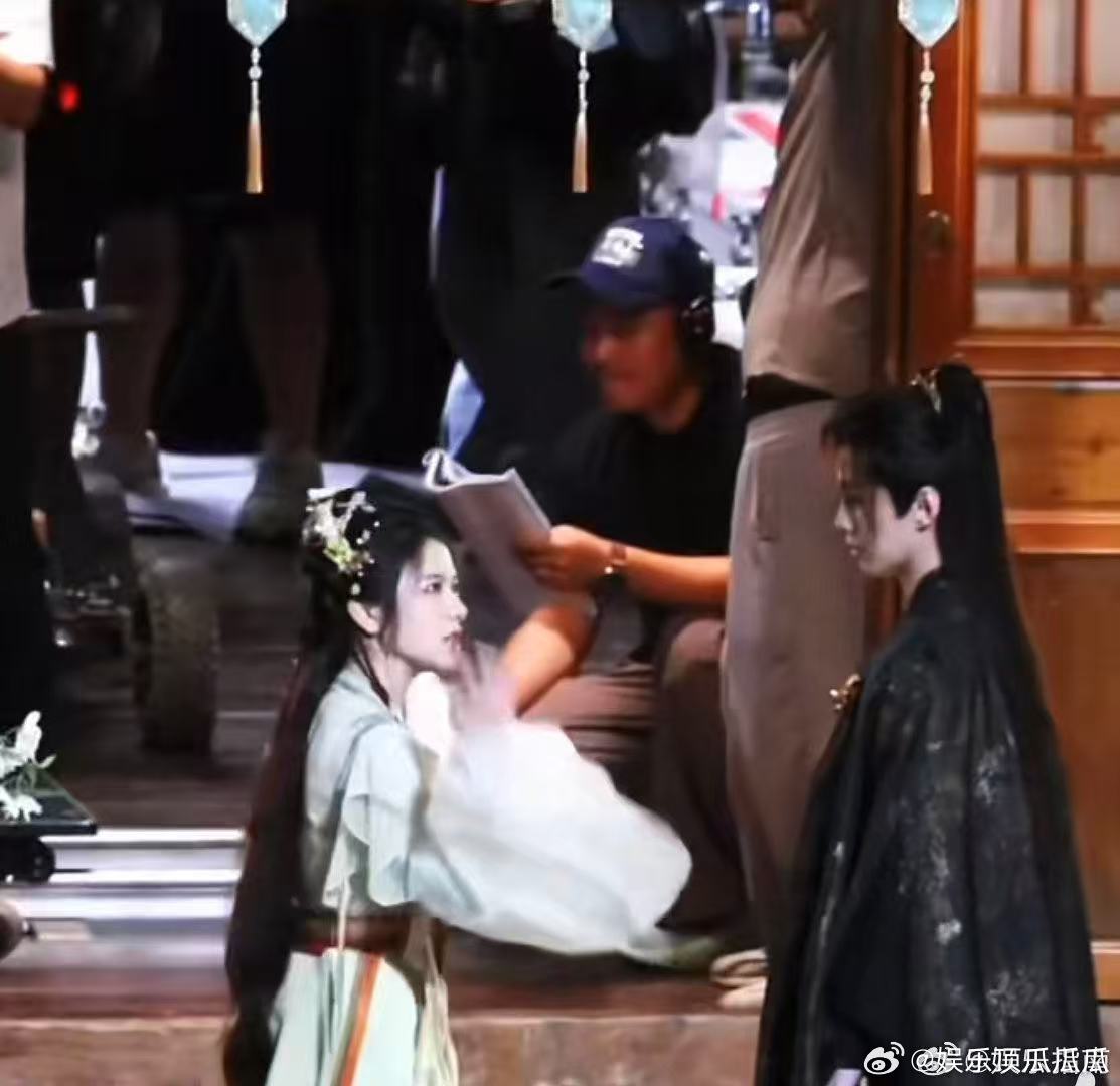 何与演夜王爷被法术弹走绿幕无实物也挡不住演技，何与饰演的夜王爷被法术弹开，每一处