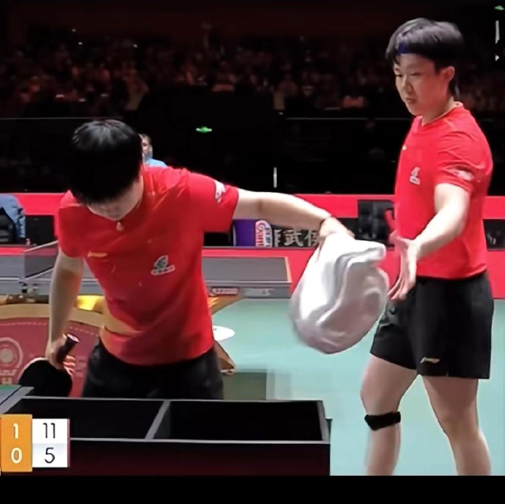 今天的比赛中，
孙颖莎、王楚钦又让我们看到了另外一方面的默契。
局间莎莎去拿毛巾