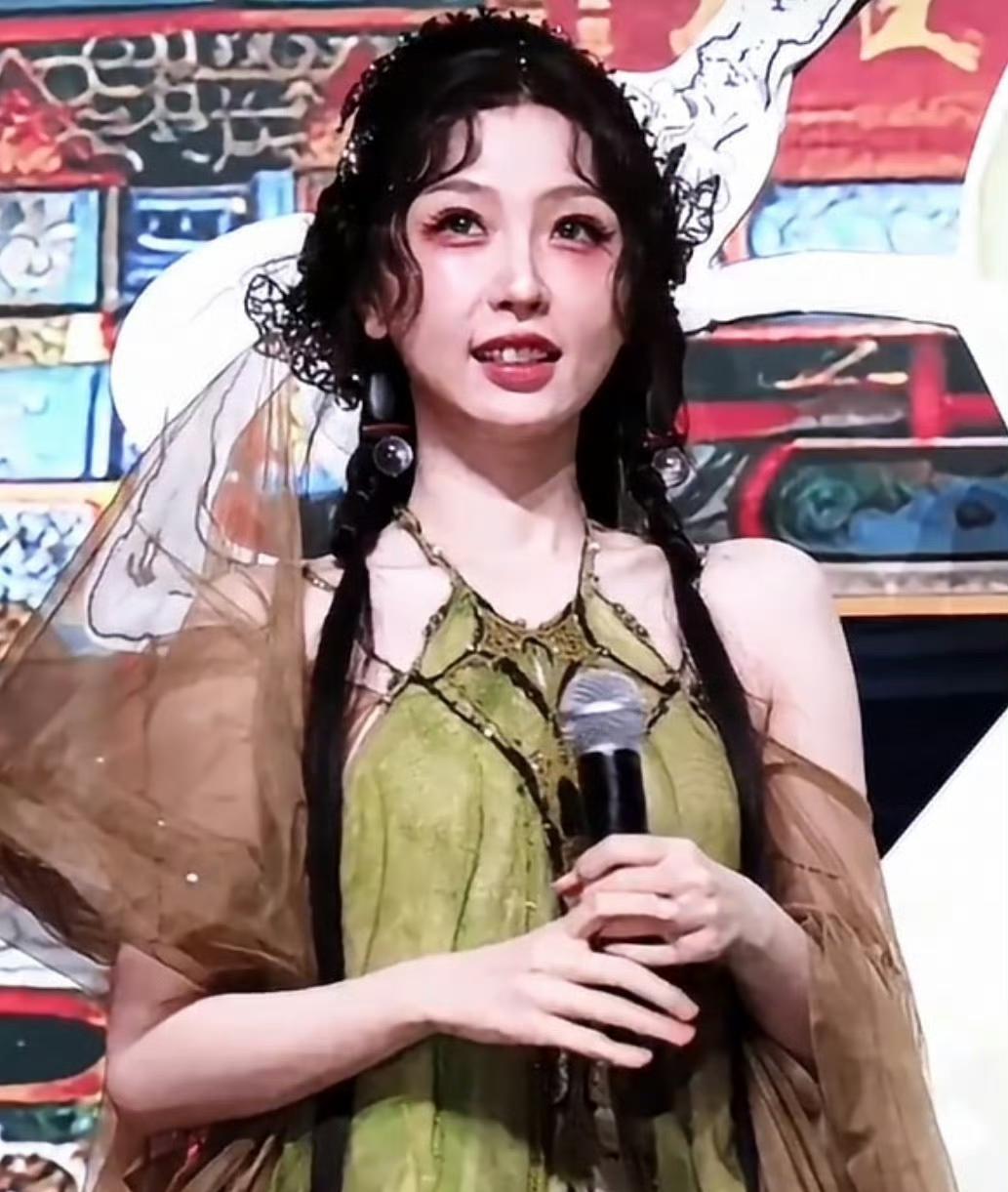 这些图对虞书欣恶意也太大了吧，本来就是高糊的图，还要锐化，就算是大美女也顶不住啊