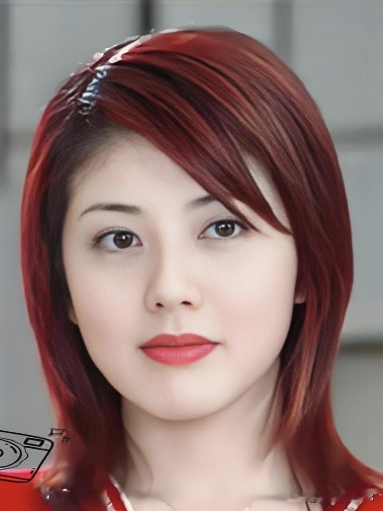 韩瑜，台剧女神，气质温婉如兰。一双明眸藏尽柔情，笑起来梨涡浅浅，岁月从不败美人，