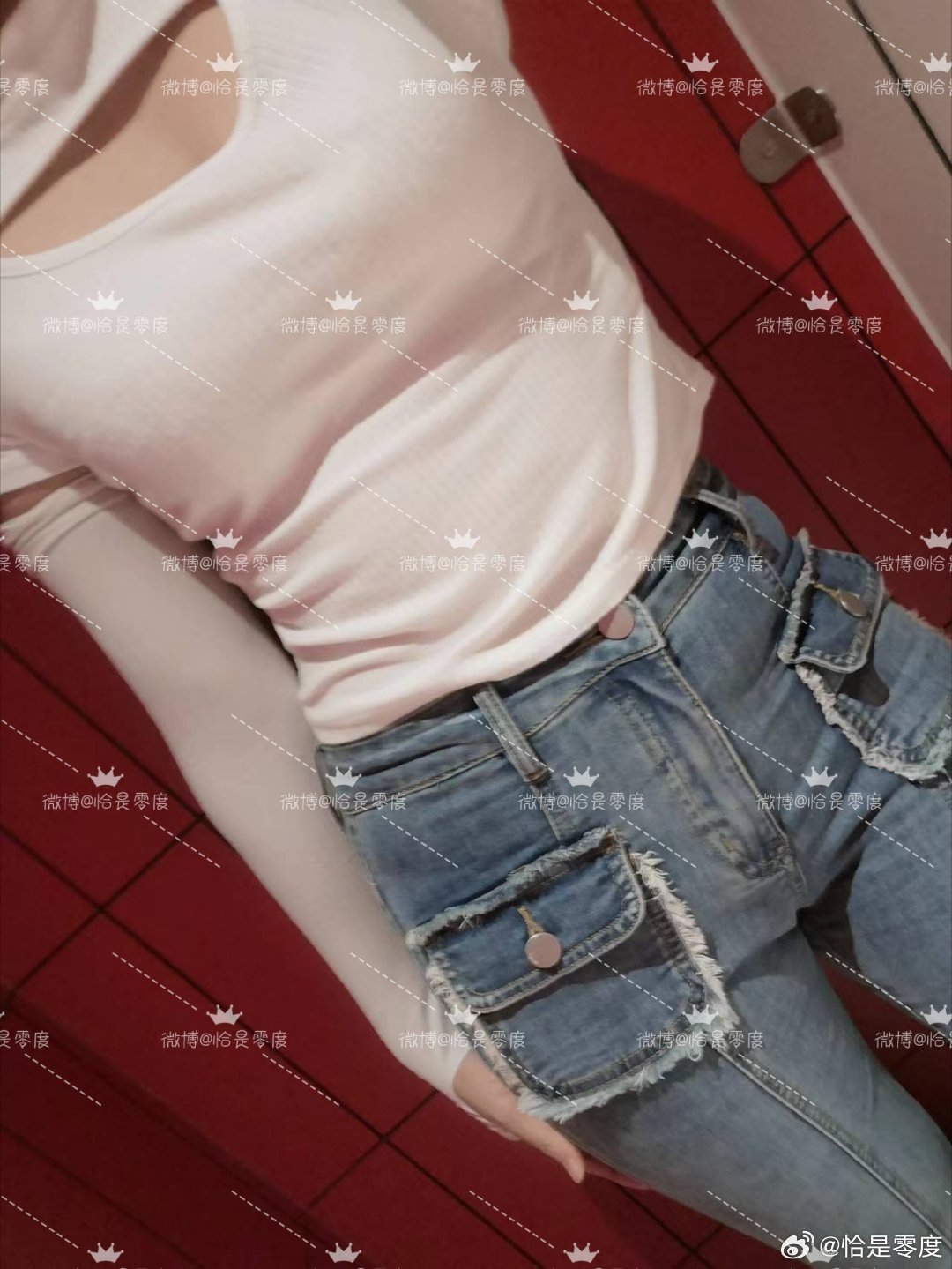 最近似乎又吃多了一点，牛仔裤挺紧的。 
