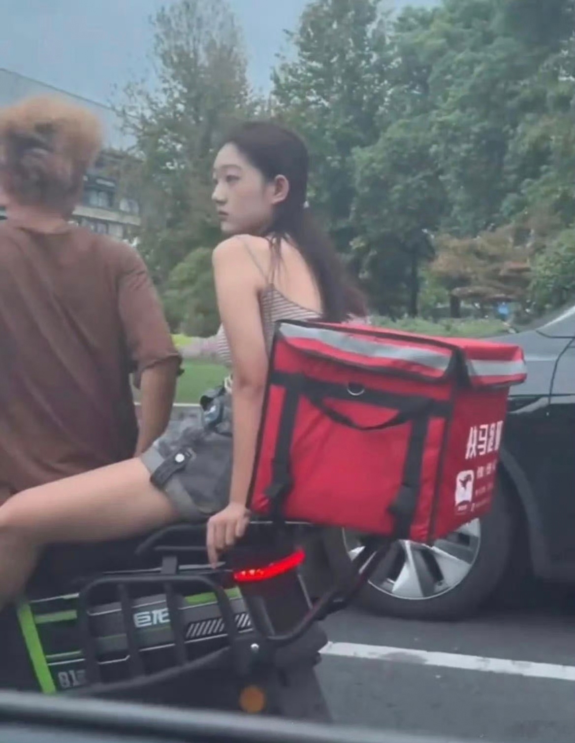 我真的百思不得其解，这个黄毛有什么魅力？ ​​​