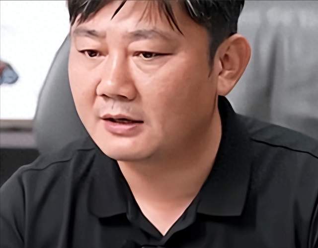 央媒发文，官宣张雪新身份，曾被造谣“移民跑路、资产转移海外”