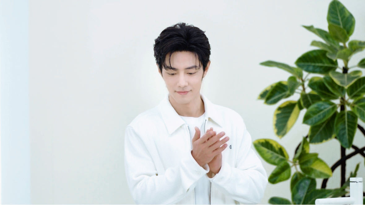 肖战冰染画初体验 肖战最新营业物料居家风拉满，保持松弛的同时又不乏极简的精致，帅