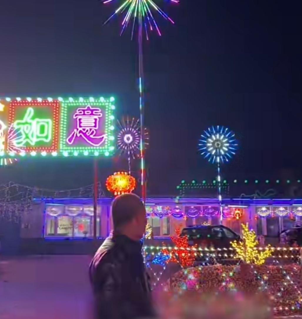 黑龙江一位大叔，花了一周时间，把自家的小院装满了彩灯。

花费大概一万多元，计划