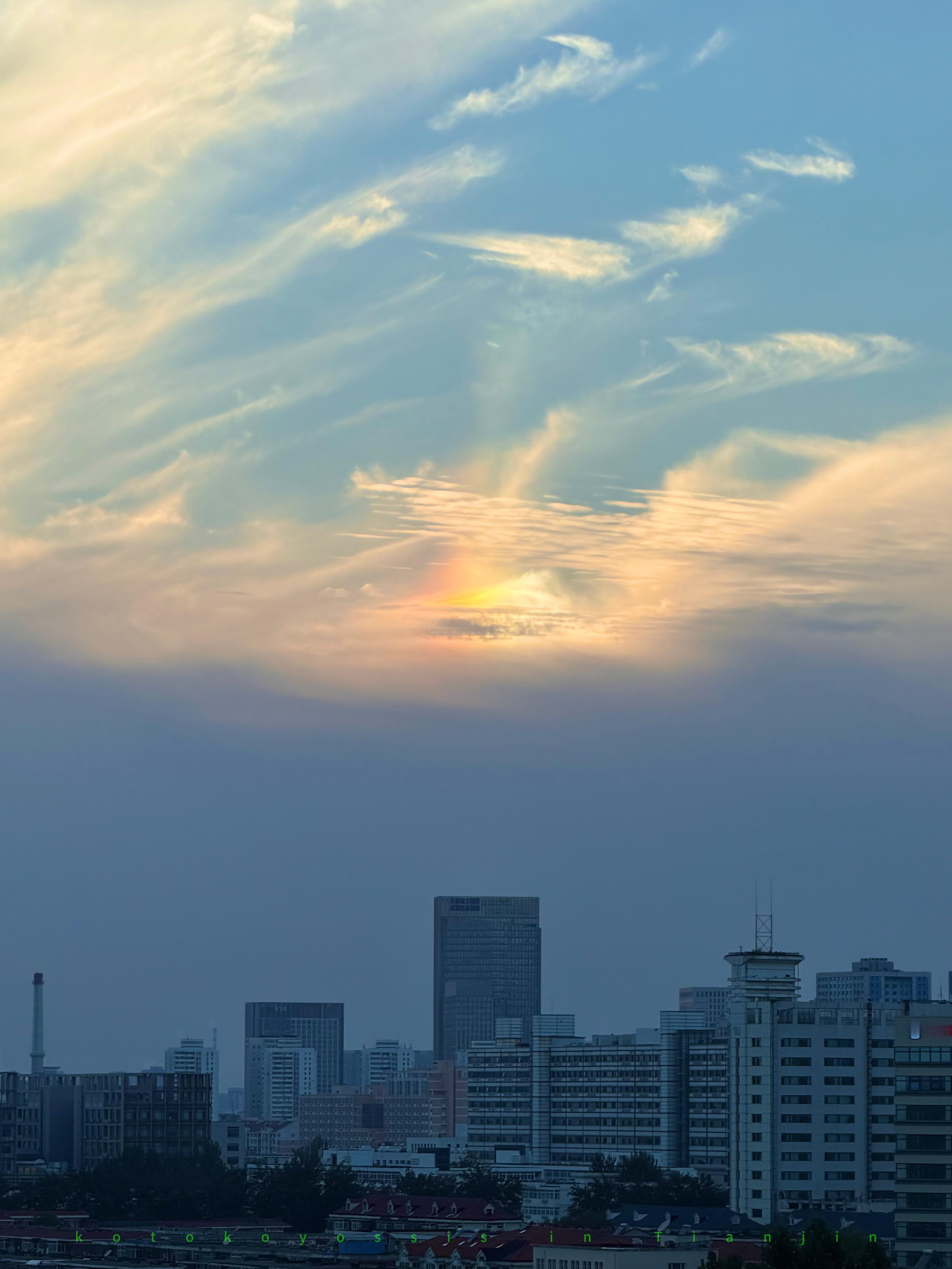 今天的夕阳下有一小片彩虹🌈  ​​​