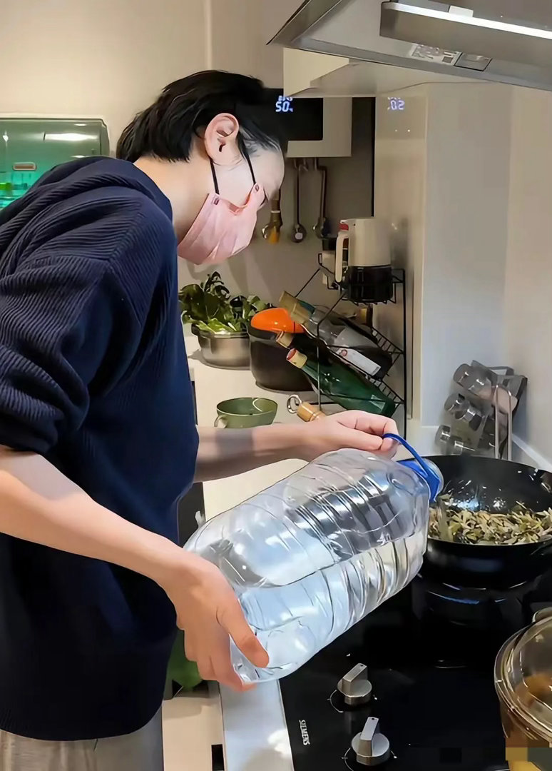 54岁吴越亲自下厨，给工作人员做咸菜肉丝面，她戴着口罩、用的是桶装矿泉水！在厨房