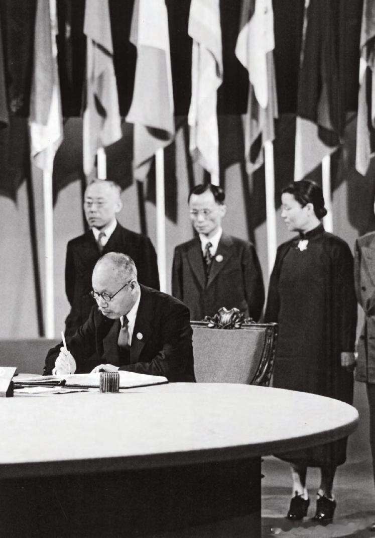 1945年6月25日旧金山会议全体会议一致通过《联合国宪章》。26日举行《联合国