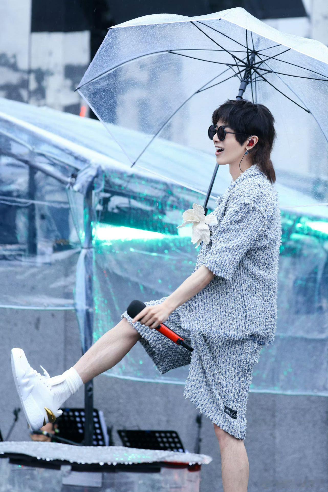 #华晨宇演唱会6台喷雾机降温#不是吧，你就说这样的明星真的很让人感动了，华晨宇我