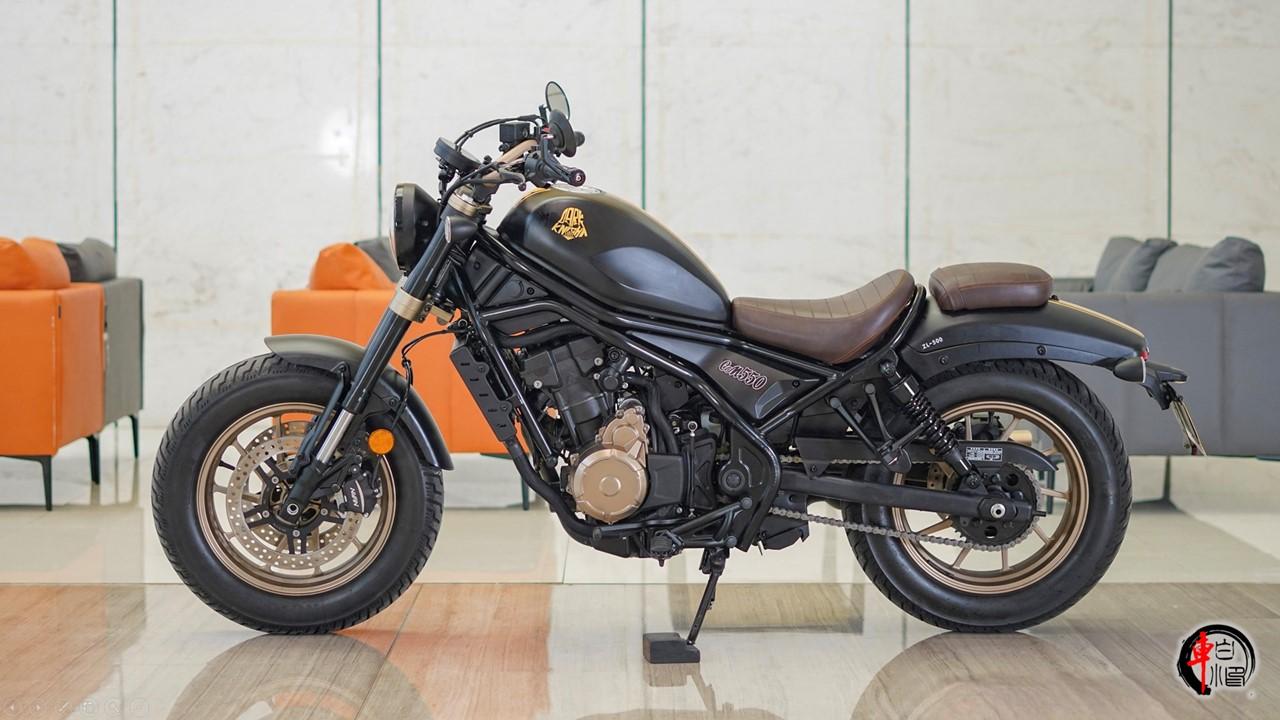 #黑武士CM550新车发布#
一款以本田CM500为蓝本打造的复古巡航车，近日上