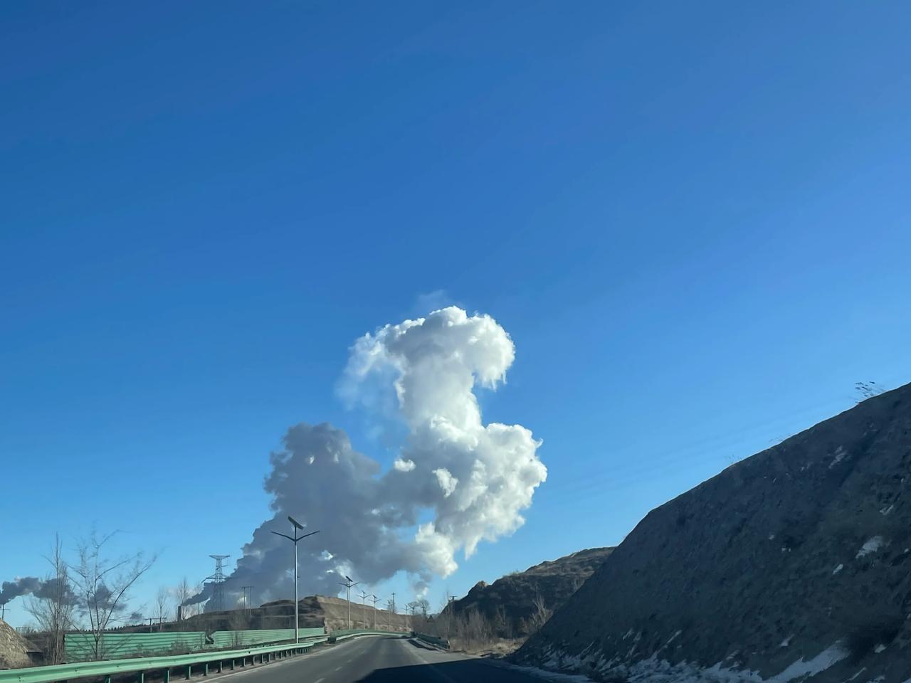 看看今天旅途中拍到的蓝天白云，是像飞龙在天呢！还是巨龙腾飞呢！