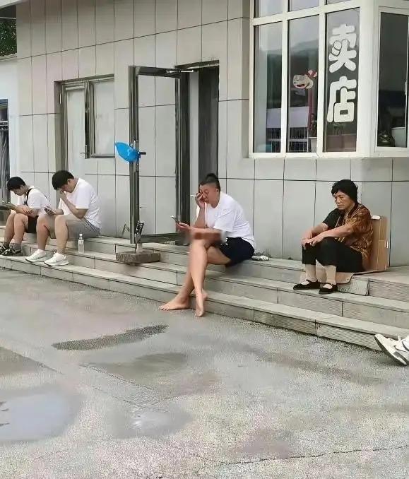 曾经风光无限的网红，如今独自坐在店门口台阶，赤脚抽烟看着格外落寞。别看现在这般低